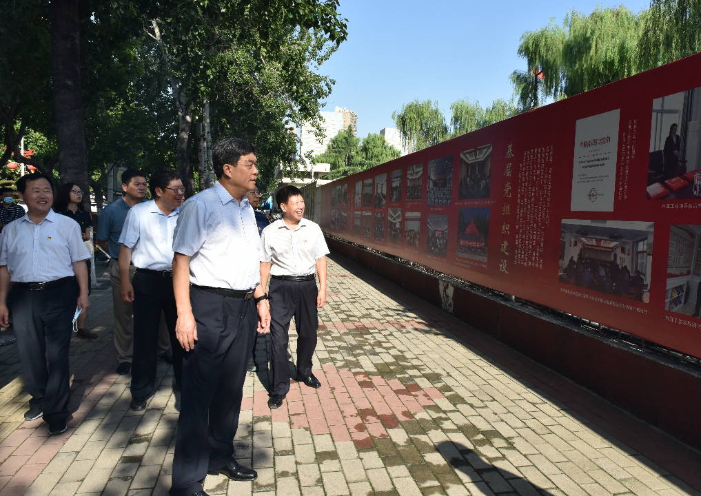 市人大常委会党组副书记、副主任管永国观看市直机关党建成果展